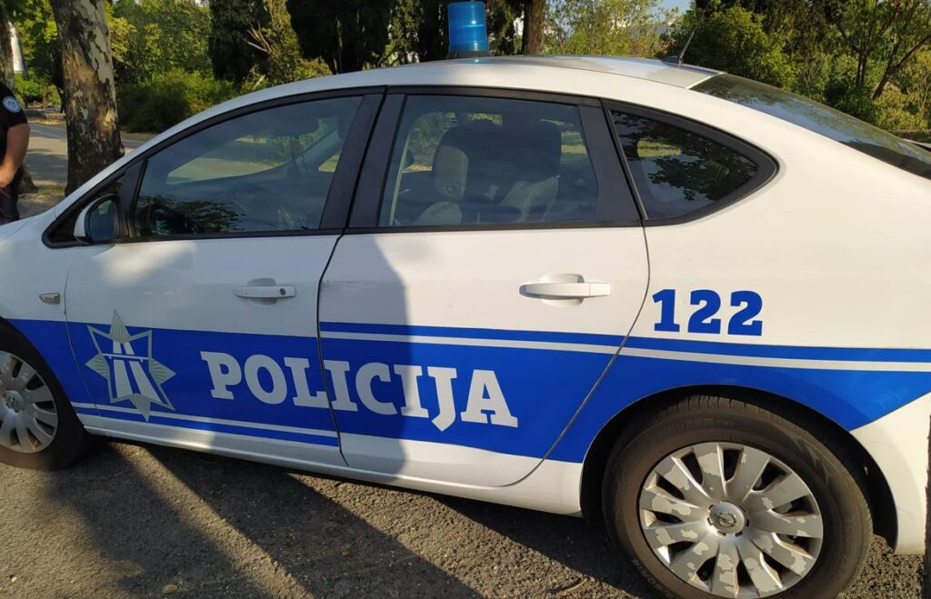 Nikšić: Identifikovana osoba koja je osumnjičena da je šipkom prebila sugrađanina arhiva_policija nova 5 foto dnevno_8rhhukl_uusx36g_ochi46h